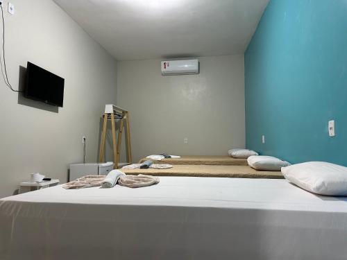 4 twin beds