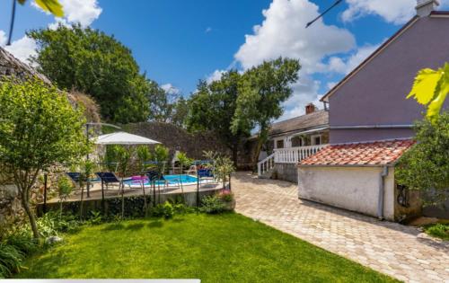 Dārzs, Amazing,full privacy holiday home with swimming pool l & hot tub in Praputnjak