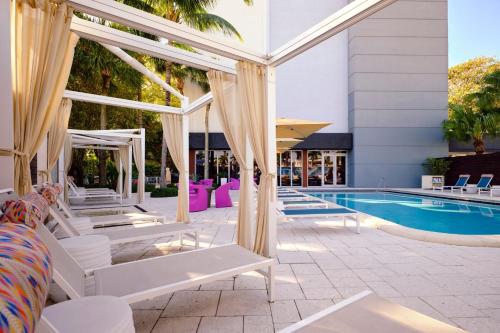 สระว่ายน้ำ, อะลอฟต์ ไมอามี เดดแลนด์ (Aloft Miami Dadeland) near สวนแมธทีสันแฮมม็อก