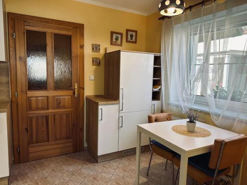 ห้องครัว, Ubytování na vesnici (Ubytovani na vesnici) in เมอร์คลิน