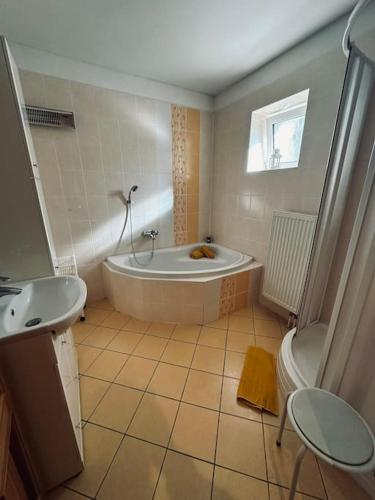 ฝักบัว, Ubytování na vesnici (Ubytovani na vesnici) in เมอร์คลิน