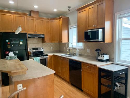 3 Bedrooms 1 Bath in SHARE HOUSE at Coquitlam Central Mall & skytrain in 高貴林港