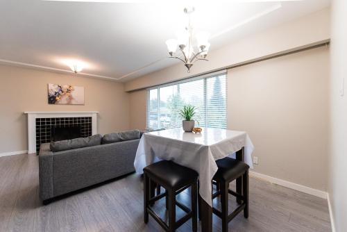 Burnaby Metrotown 3 bedroom upstairs in Burnaby, Canada