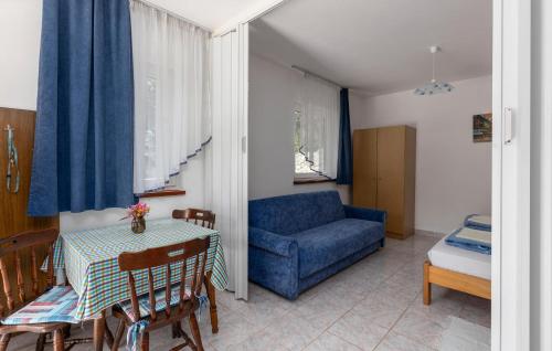 Amazing Apartment In Omisalj in 奧米沙利