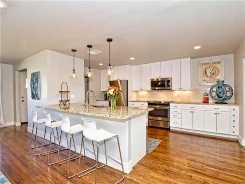 ジョンソンシティ (TX) Private Pool & Hot Tub! Charming Hill Country Home Minutes to Wineries/Shops! 4つ星 シングルルーム レストラン