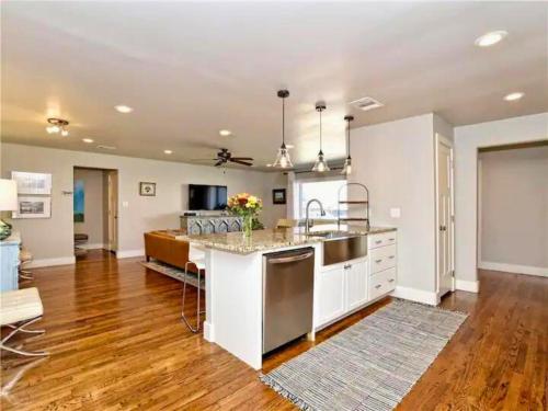 ジョンソンシティ (TX) Private Pool & Hot Tub! Charming Hill Country Home Minutes to Wineries/Shops! 4つ星 シングルルーム ロビー