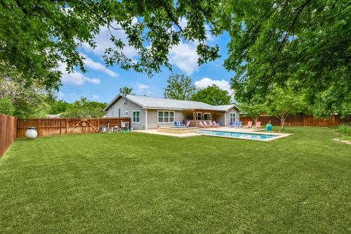 Private Pool & Hot Tub! Charming Hill Country Home Minutes to Wineries/Shops! in Johnson City, USA