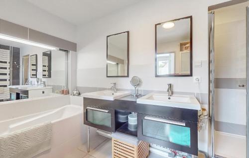 Vannas istaba, Awesome Home In Arques La Bataille in Arques La Bataille