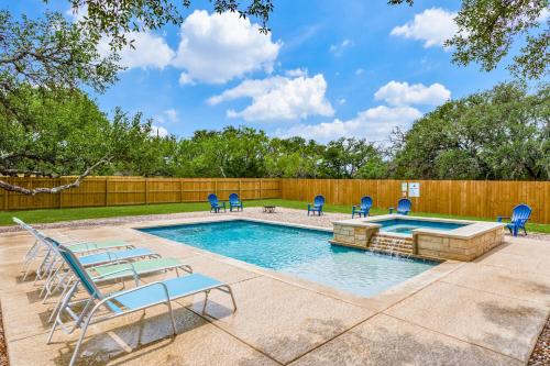 Spacious 5 BDRM Home Mins to Wineries with Private Pool and Hot Tub! in Johnson City, USA