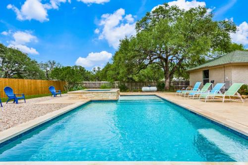 Spacious 5 BDRM Home Mins to Wineries with Private Pool and Hot Tub! in Johnson City, USA