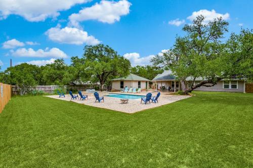 Spacious 5 BDRM Home Mins to Wineries with Private Pool and Hot Tub! in Johnson City, USA