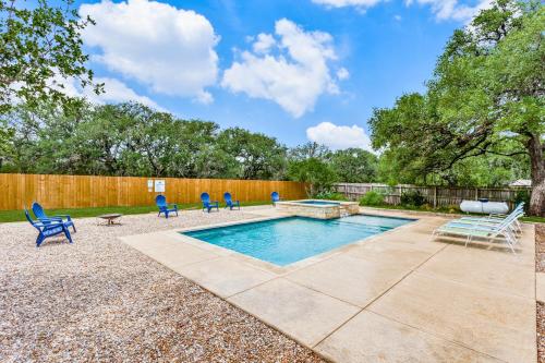 Spacious 5 BDRM Home Mins to Wineries with Private Pool and Hot Tub! in Johnson City, USA