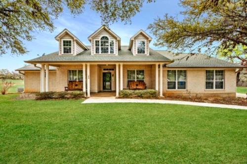 Spacious 5 BDRM Home Mins to Wineries with Private Pool and Hot Tub! in Johnson City, USA