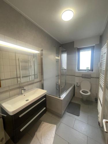 Baño, Bequemes Zimmer in moderner Unterkunft My Pension Duisburg in Duisburg