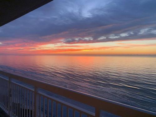 Paradise at the Beach, Complete View of Horizon