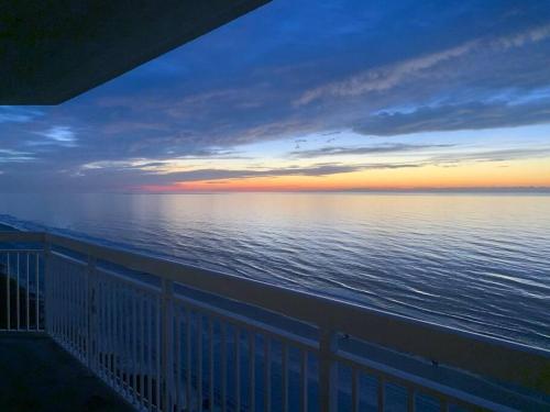 Paradise at the Beach, Complete View of Horizon