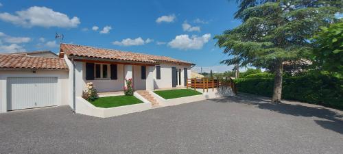 Maison entière climatisée dans village sud Ardèche avec piscine privée gîte à louer Lavilledieu
