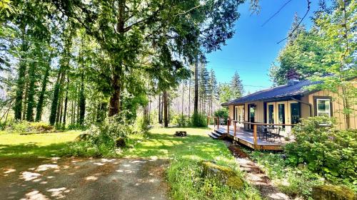 Exterior view, McKenzie River Mountain Resort in Vida (OR)