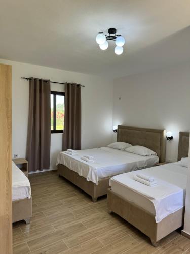 1 double bed, 2 twin beds