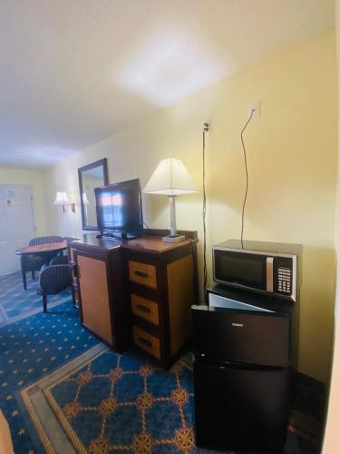 Maple Leaf Inn & Suites - image 10