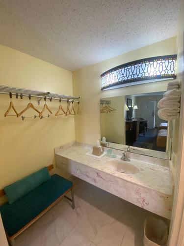 Maple Leaf Inn & Suites