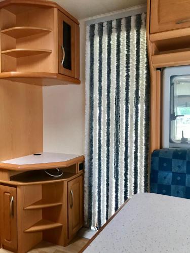 Skats, Komfort-Caravan mit Vorzelt in Düvier