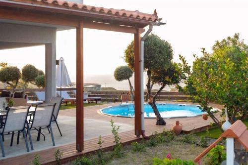 Sunset bliss villa in Karteros