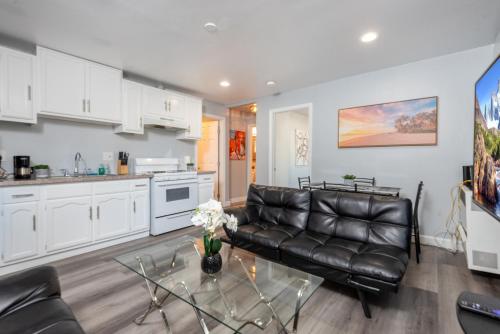 Deluxe Modern 2BR Apt in Prime Location