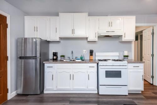 Deluxe Modern 2BR Apt in Prime Location