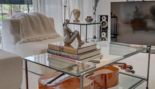Art-infused Centrally Located Modern Apartment in Glendale, USA