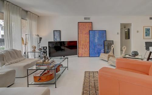 Art-infused Centrally Located Modern Apartment in Glendale, USA