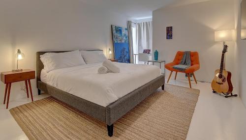 Art-infused Centrally Located Modern Apartment