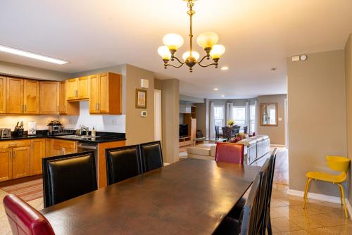 Spacious Row Home next Transit near Downtown w Parking in Chicago, USA