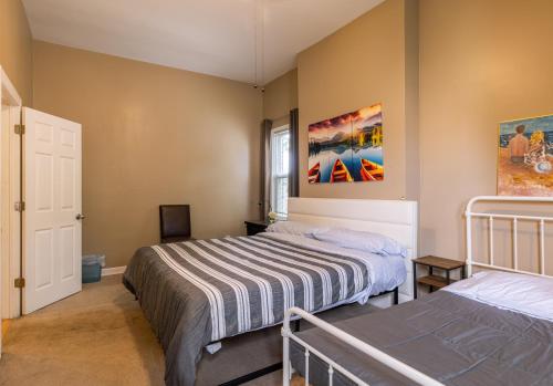 Spacious Row Home next Transit near Downtown w Parking in Chicago, USA