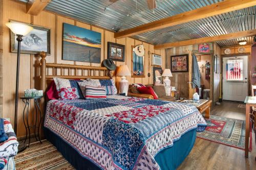 Artesia Hilltop Cabin in Kerrville, USA