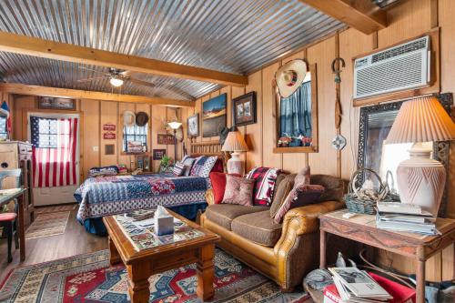 Artesia Hilltop Cabin in Kerrville, USA