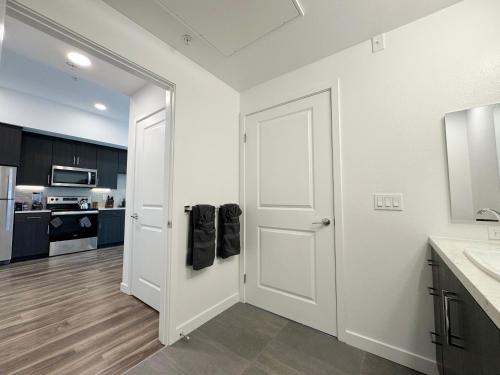 Modern Hollywood Home Sunset View & Free Parking - 10mins to Universal Studios, Los Angeles (fotografie 2)