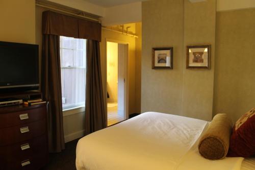 Studio Queen with One Queen Bed