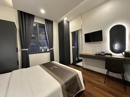 Deluxe Queen Room image 3