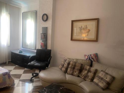 Small room with bathroom middle of town no AC no cooking facilities just for sleep