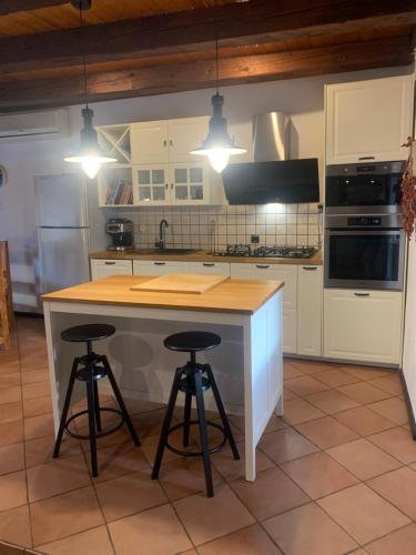 Amazing,full privacy holiday home with swimming pool l & hot tub in Praputnjak