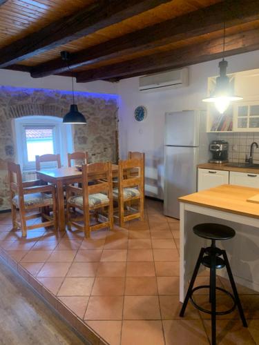 Amazing,full privacy holiday home with swimming pool l & hot tub in Praputnjak