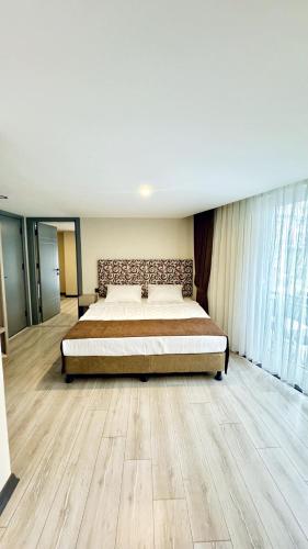 1 queen bed, 2 twin beds
