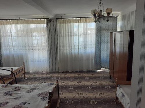 1 king bed, 2 twin beds