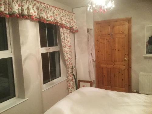 Five Oaks Bed & Breakfast with free parking, Derry Londonderry (photo 6)