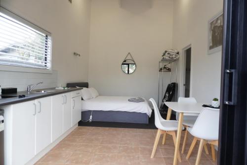 Netflix Studio #5 │ King+Bunks │ Pool & Bus Buller Room Type - Apartment with Mountain View