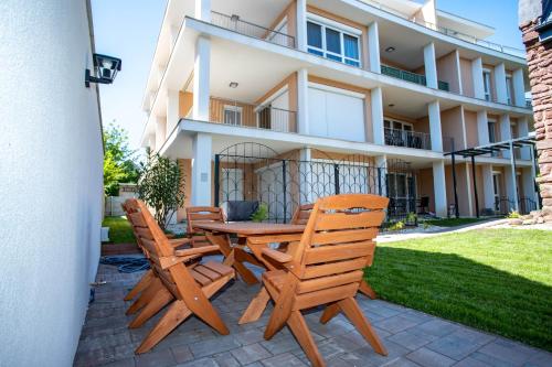 Vöröskő -LAK szauna és jakkuzi használattal (Vorosko -LAK szauna es jakkuzi hasznalattal) in Balatonalmadi