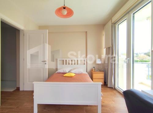 The Bright House a two-storey maisonette in Loutraki