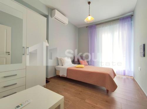 The Bright House a two-storey maisonette in Loutraki