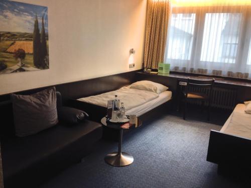 1 queen bed, 1 sofa bed
